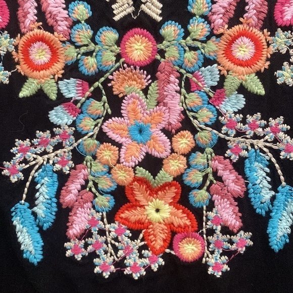 Solitaire black v neck shirt with pink, blue, orange embroidery. XL - Picture 4 of 8